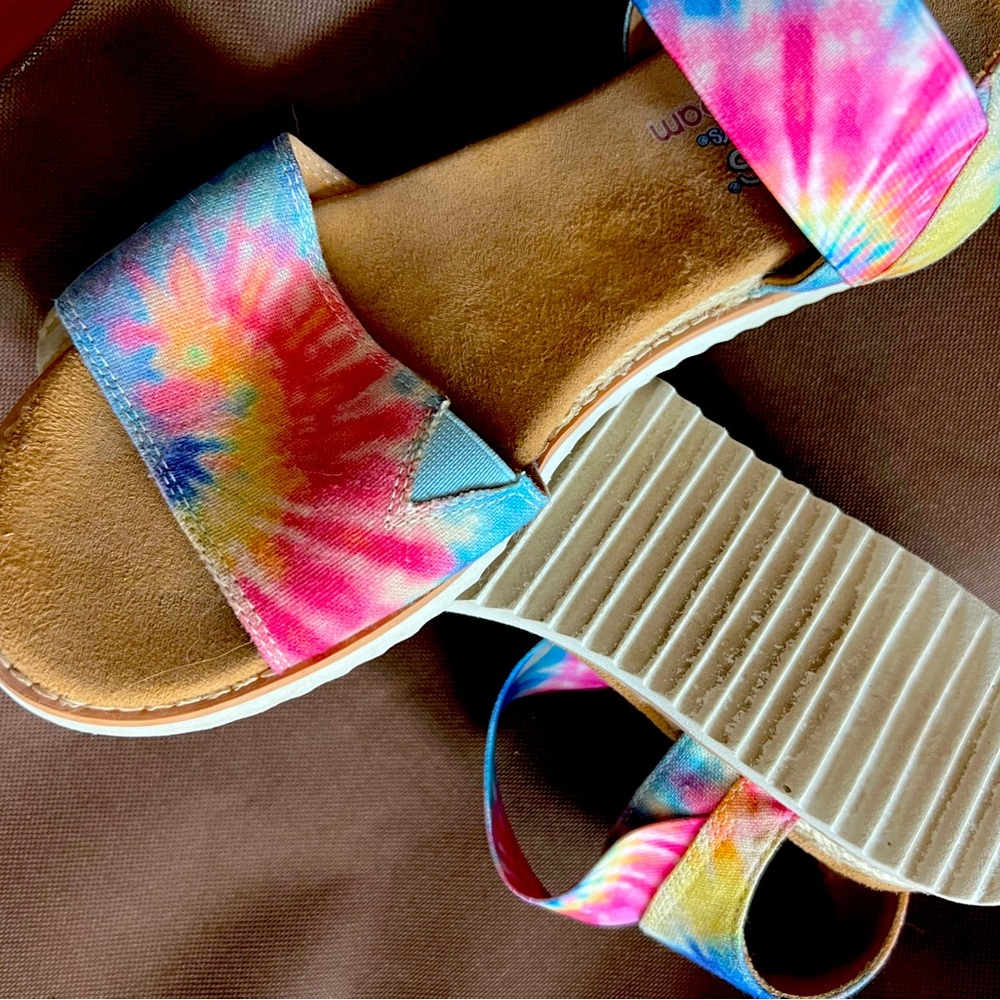 Oh so fun just in time for Spring. Sandals!